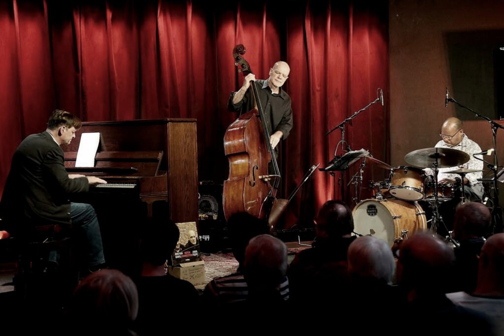 UITGELICHT-Trio-Bavel-Teepe-Jackson.-Foto-Harry-van-Kesteren